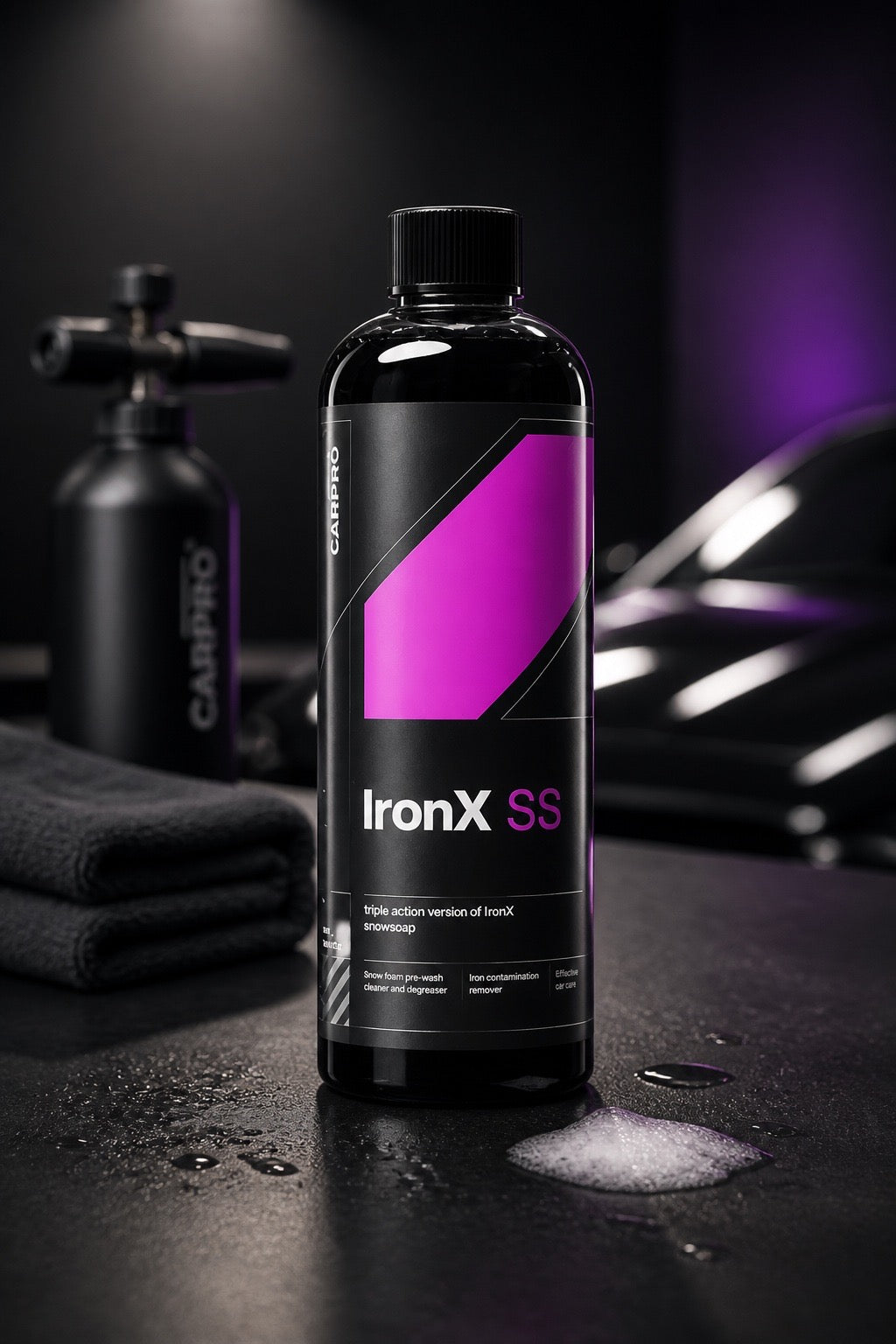 Botella de acero inoxidable IronX con un diseño en negro y morado sobre fondo oscuro.