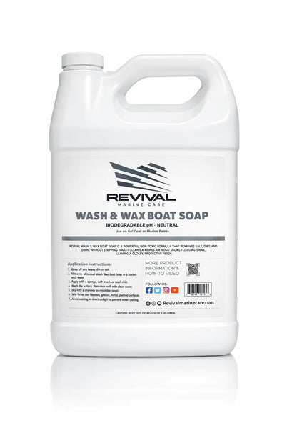 Shampoo Revival Wash & Wax aplicado en el casco de una embarcación en Puerto Rico