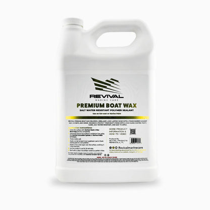 Cera Revival Premium Boat Wax aplicada sobre la superficie brillante de un barco