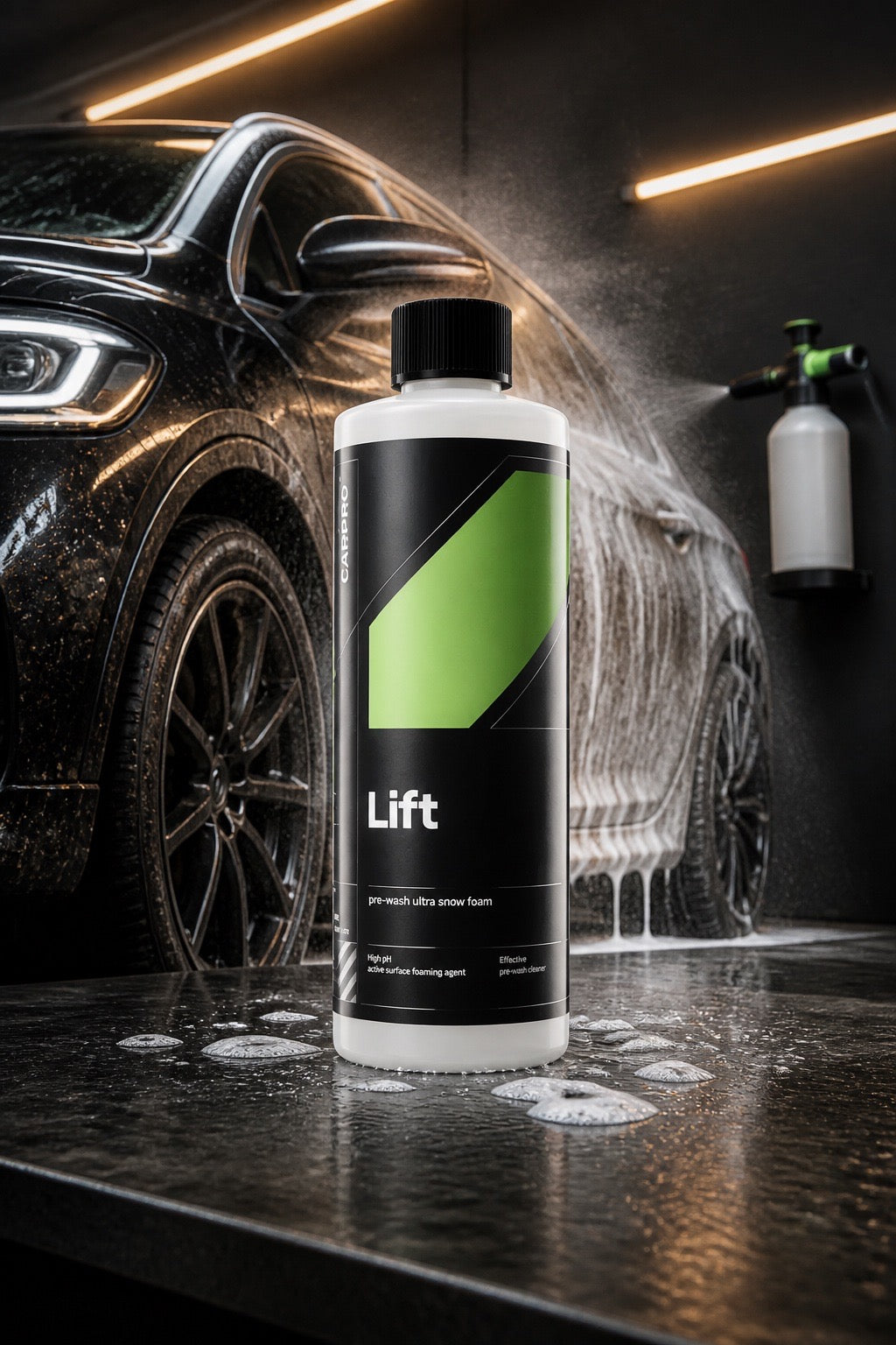 Botella de producto de lavado de coches «Lift» con un coche lavándose al fondo.