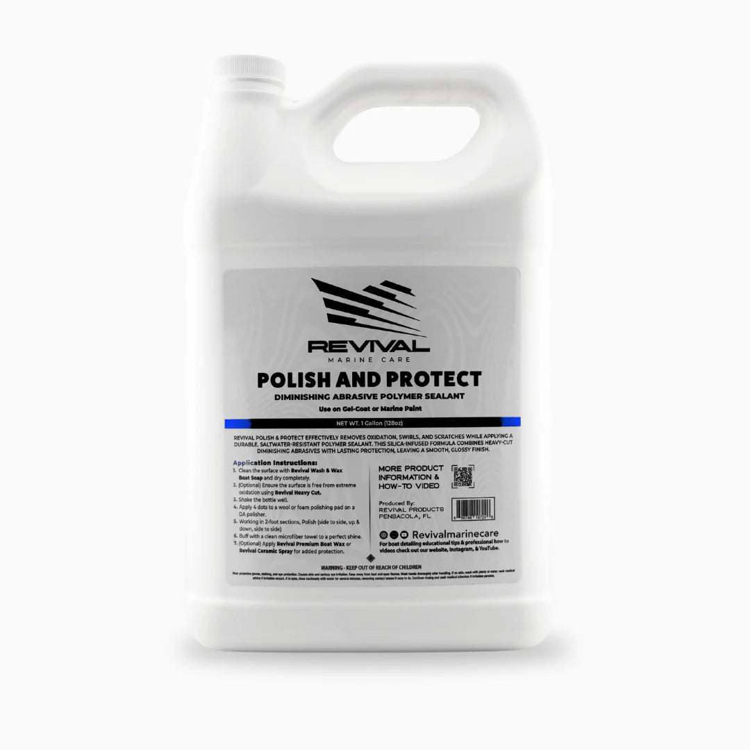 Revival Polish & Protect dando brillo y protección al gelcoat marino